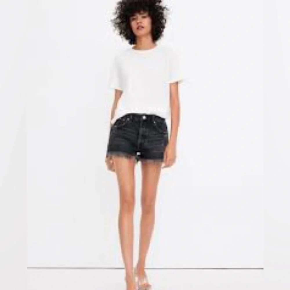 NWT Zara Denim Mid-Rise Frayed Black Jean Shorts Size 8